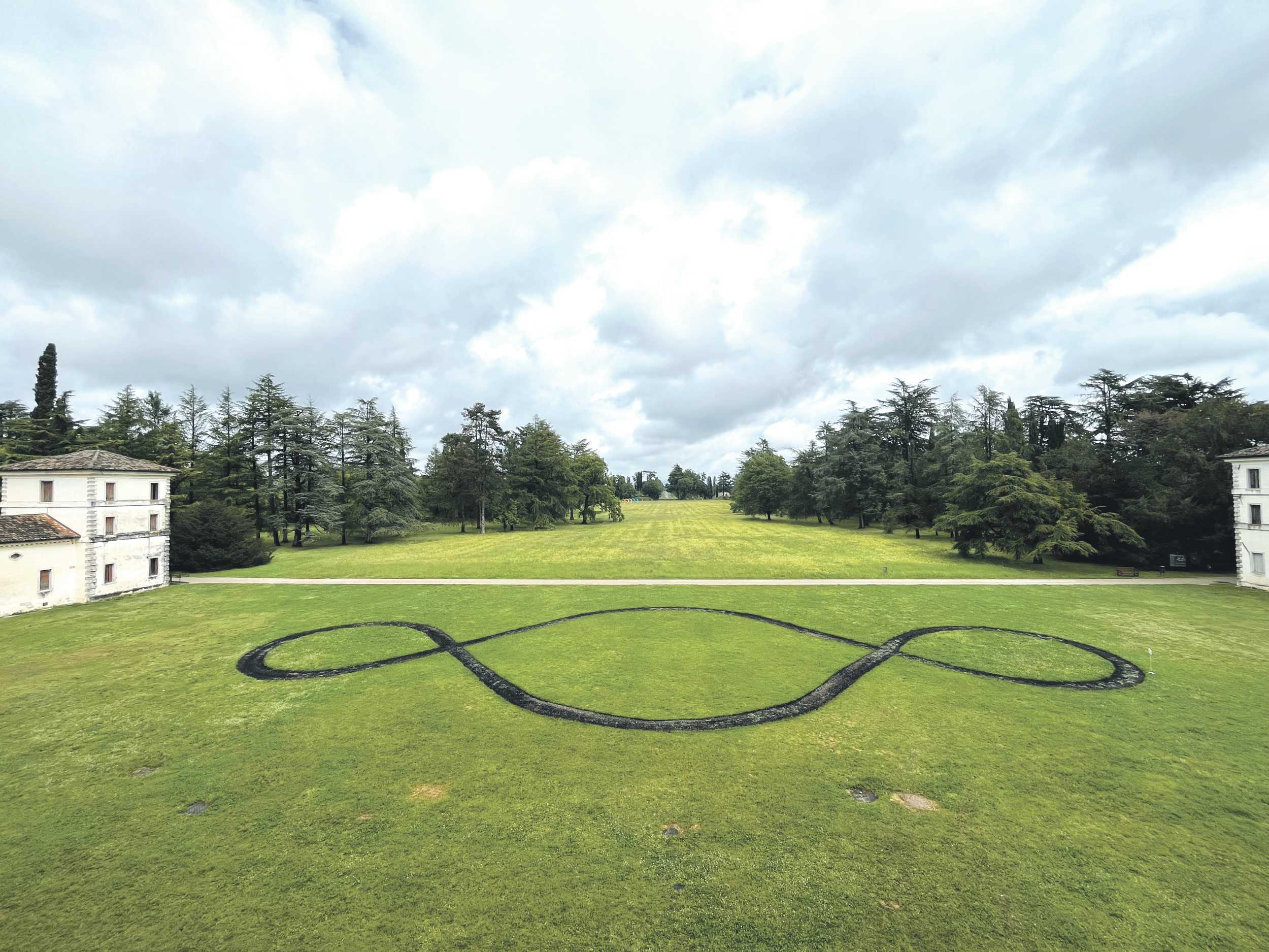 Terzo Paradiso, 2003-presente, terra, biochar, piante di lino, canapa e senape, m 50 x 20, Foto: Stefano Bergomas Terzo Paradiso, 2003-presente, terra, biochar, piante di lino, canapa e senape, m 50 x 20, Foto: Stefano Bergomas