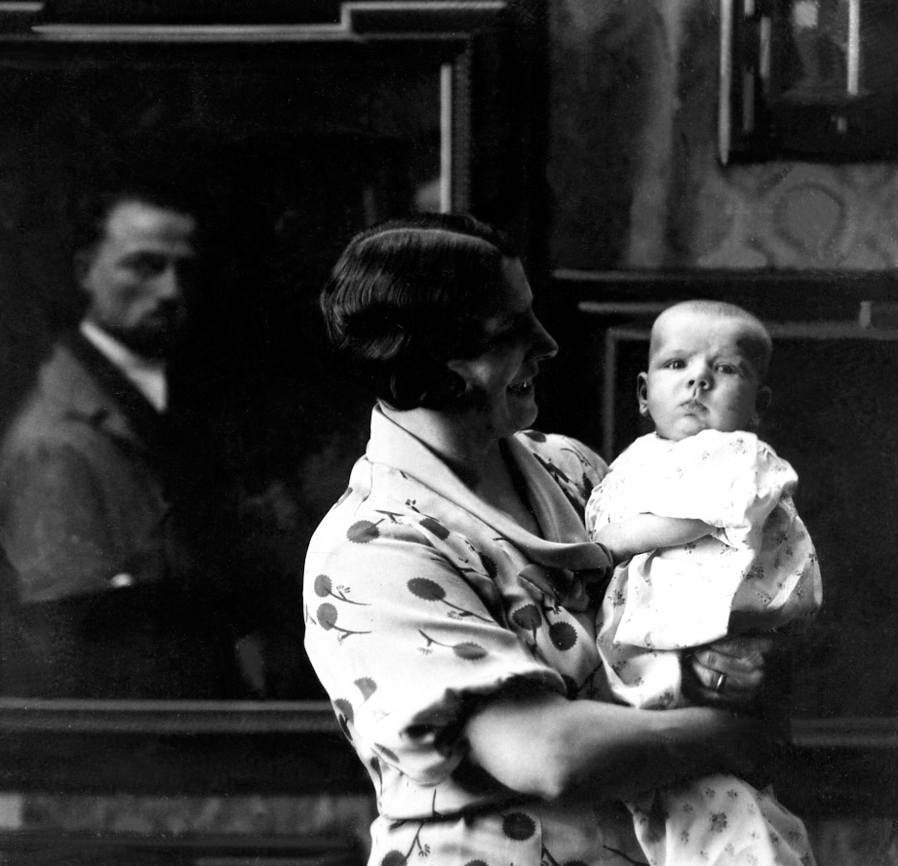 Michelangelo Pistoletto a tre mesi, in braccio a Livia Fila, 1933, sullo sfondo l'Autoritratto di Ettore Pistoletto Olivero. Foto: Archivio Pistoletto Michelangelo Pistoletto a tre mesi, in braccio a Livia Fila, 1933, sullo sfondo l'Autoritratto di Ettore Pistoletto Olivero. Foto: Archivio Pistoletto