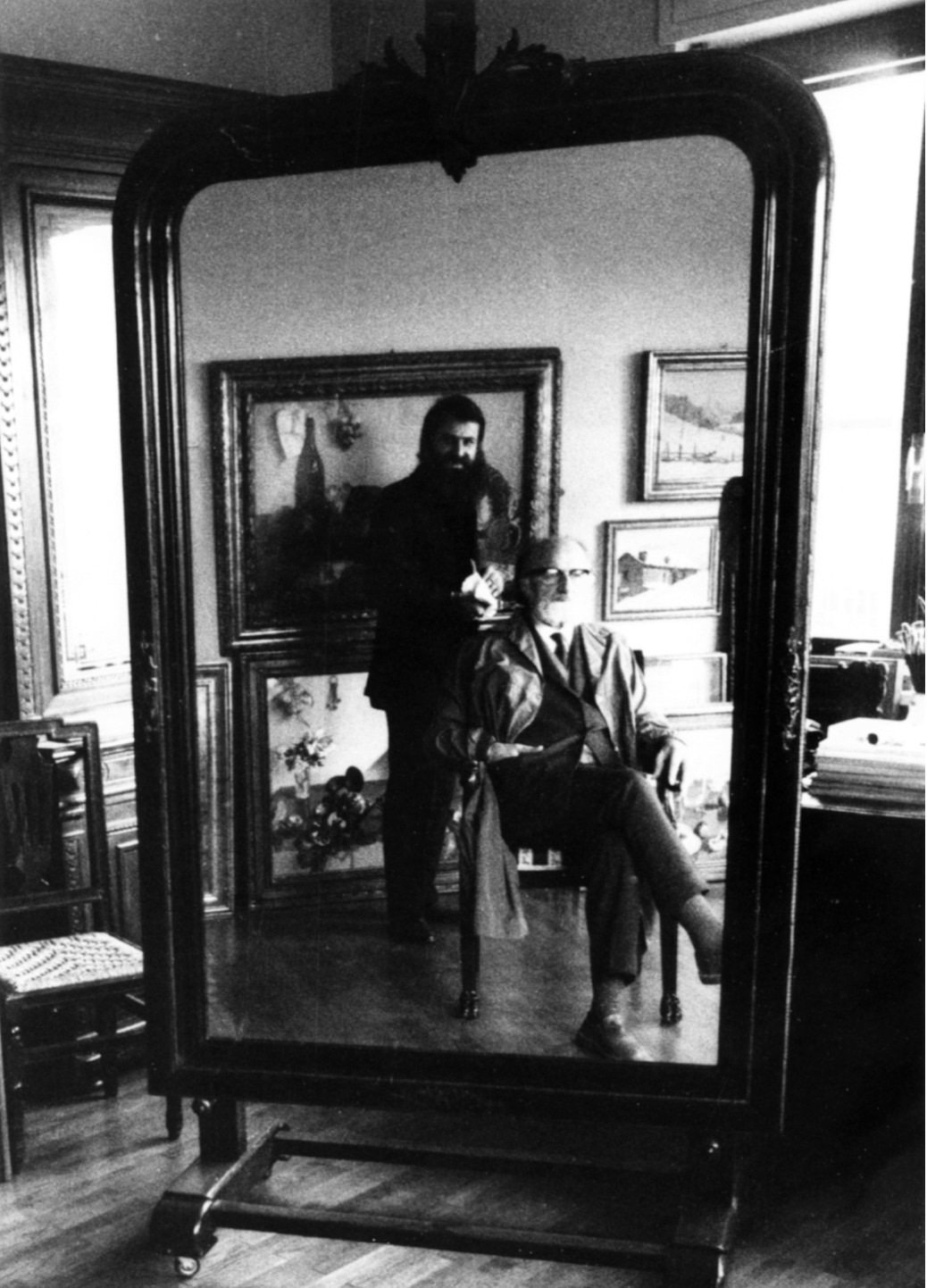 Michelangelo Pistoletto Padre e figlio, 1973 due elementi: specchio con cornice antica, cm 187x118x10; fotografia su legno (Michelangelo Pistoletto e il padre Ettore Pistoletto Olivero nello studio paterno a Susa, 1973. Foto P. Mussat Sartor, cm 210x120 Michelangelo Pistoletto Padre e figlio, 1973 due elementi: specchio con cornice antica, cm 187x118x10; fotografia su legno (Michelangelo Pistoletto e il padre Ettore Pistoletto Olivero nello studio paterno a Susa, 1973. Foto P. Mussat Sartor, cm 210x120