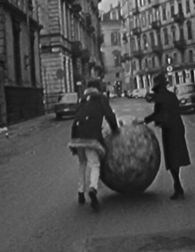Scultura da passeggio, 1968 Azione per strada, Torino, gennaio 1968 Fotogrammi dal film di Ugo Nespolo Buongiorno Michelangelo (1968)